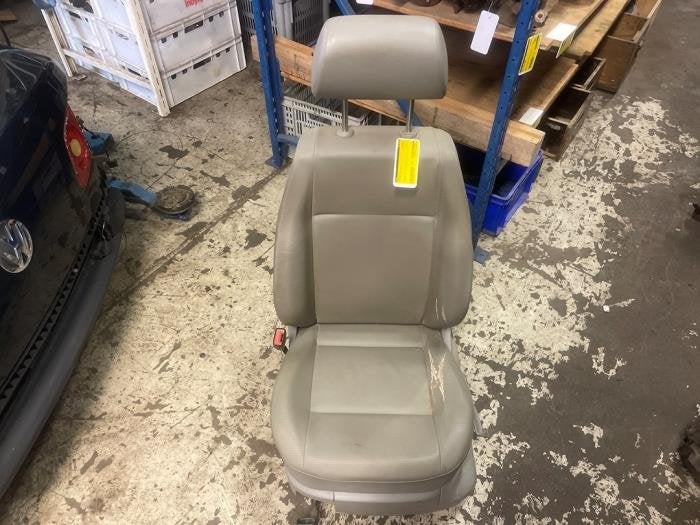Stoel links van een Volkswagen Caddy