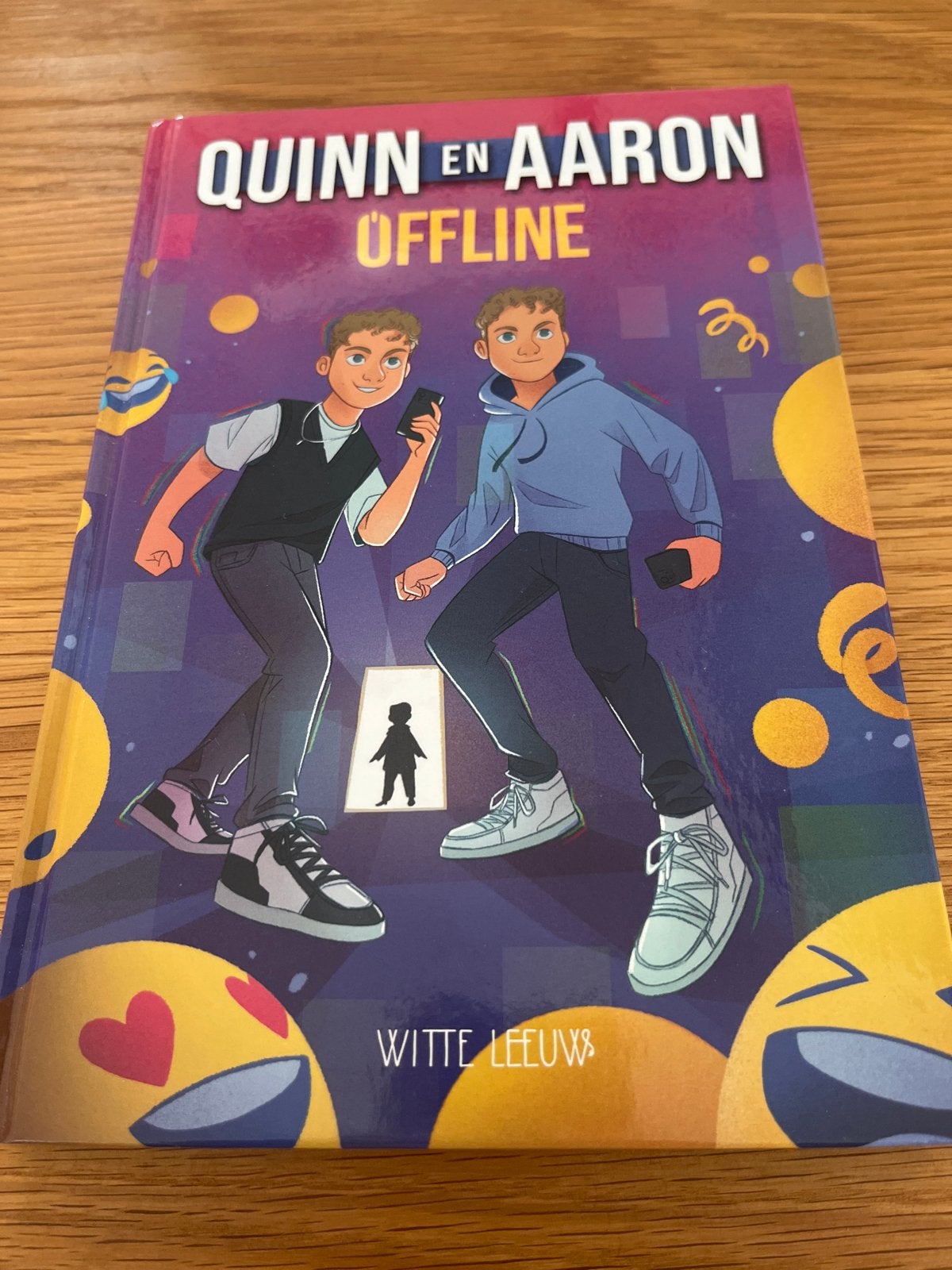 Quinn en Aaron Offline - Avontuurlijk jeugdboek, Ophalen of Verzenden, Zo goed als nieuw, Fictie