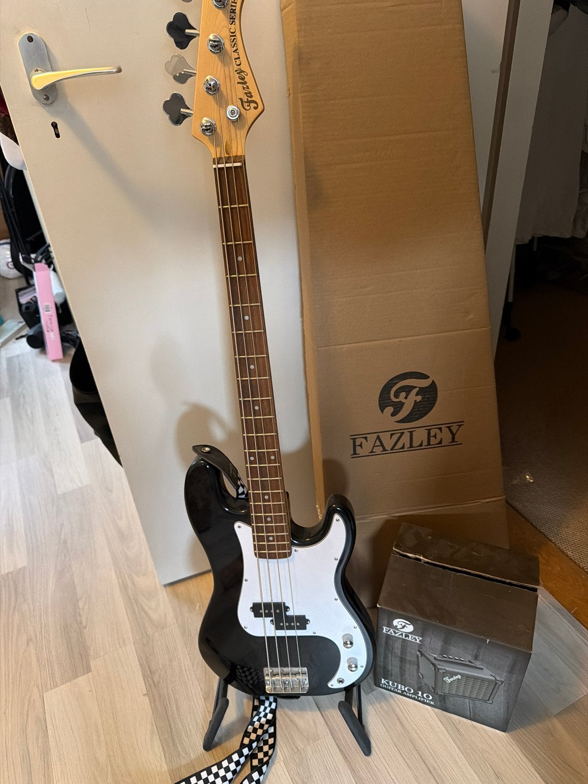 Fazley Classic Series Basgitaar met Versterker en Accessoire, Ophalen, Zo goed als nieuw, Elektrisch, 6-snarig