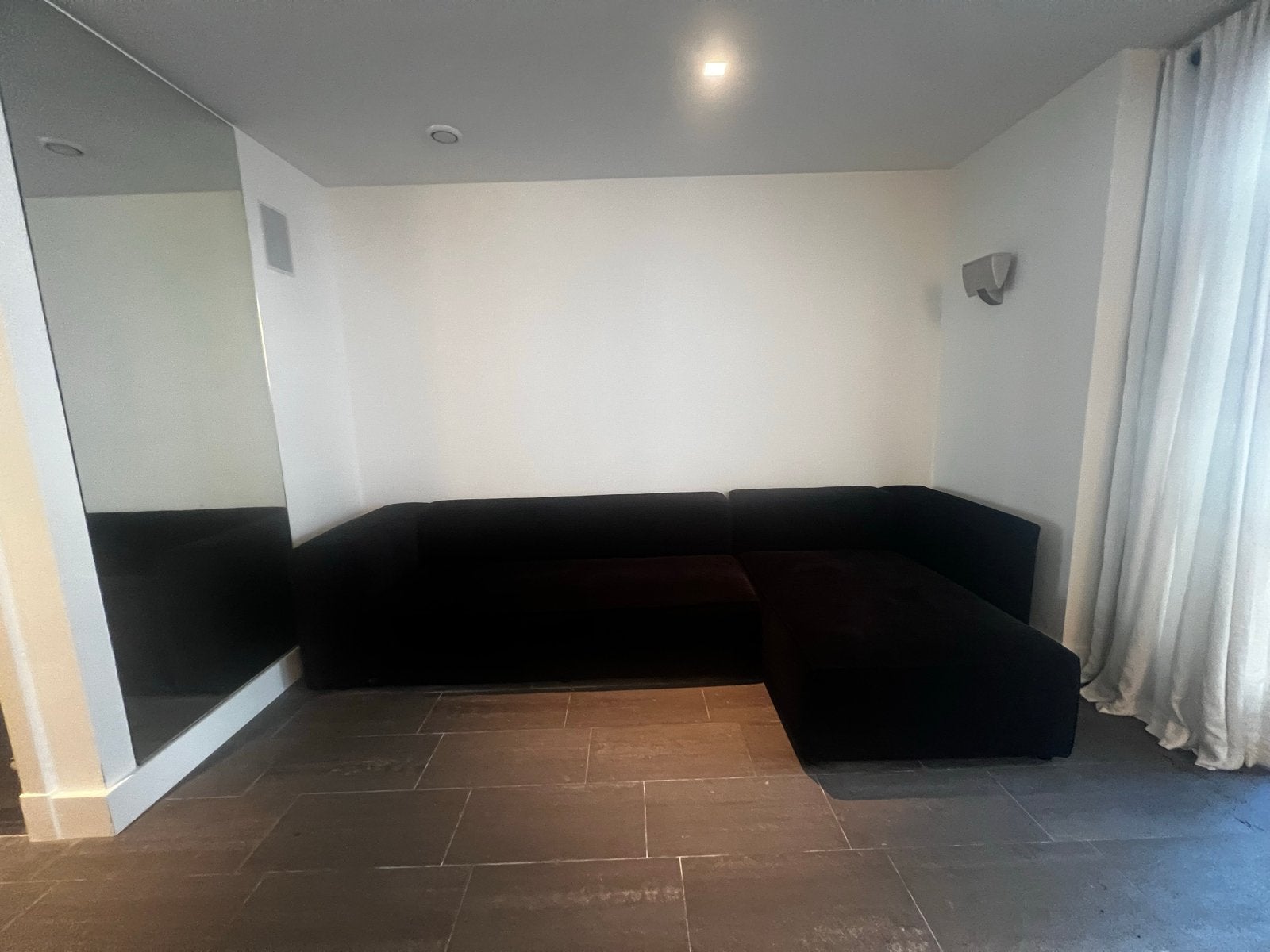 Comfortabele zwarte velvet  hoekbank, Ophalen, Moderne hoekbank, 125 tot 150 cm, Hoekbank