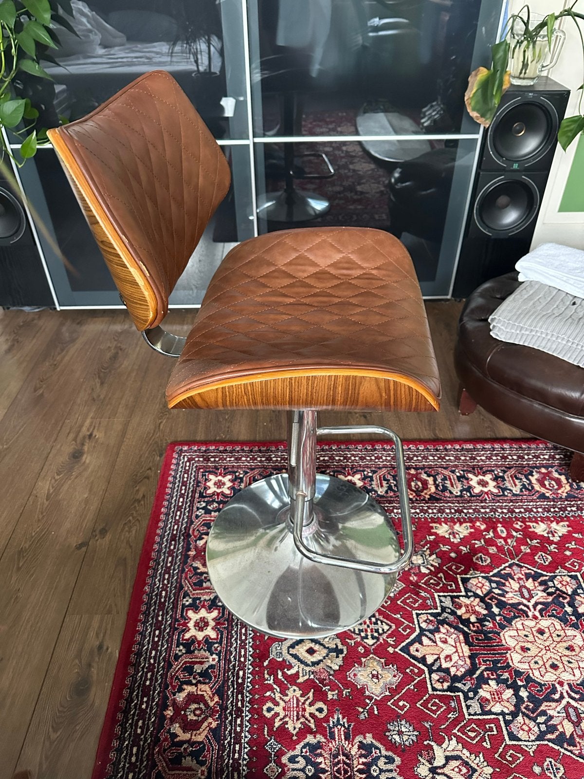 Luxe Mid-Century Barstoel Cognac & Walnoot (Koala Living), Huis en Inrichting, Barkrukken, Ophalen, In hoogte verstelbaar, Zo goed als nieuw