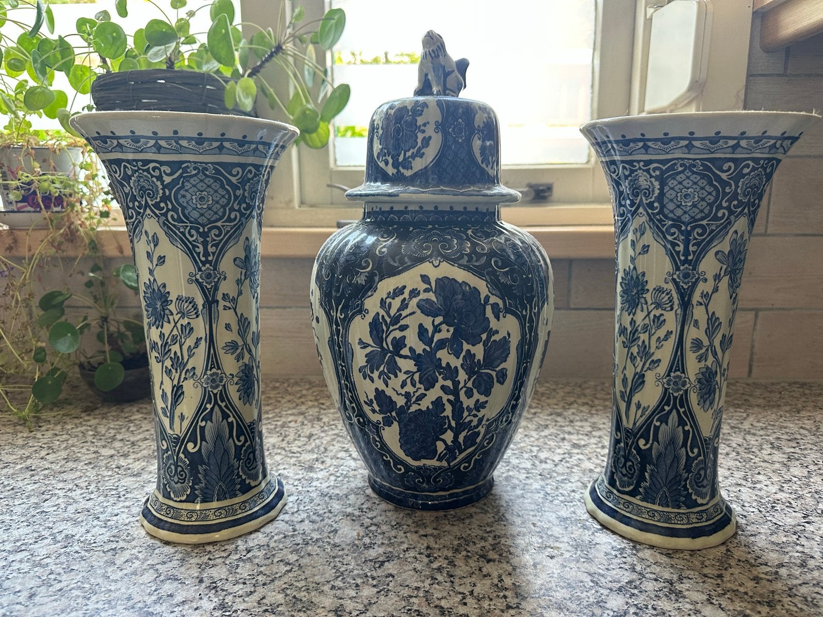 Delfts Blauw Gemberpot Deksel Leeuw -en 2 vazen Royal Boch, Ophalen