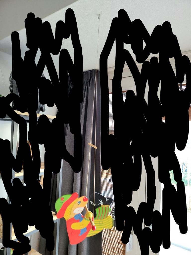 Kleurrijke sportieve clown hangend aan een plafond, Ophalen of Verzenden, Nieuw, Overige typen