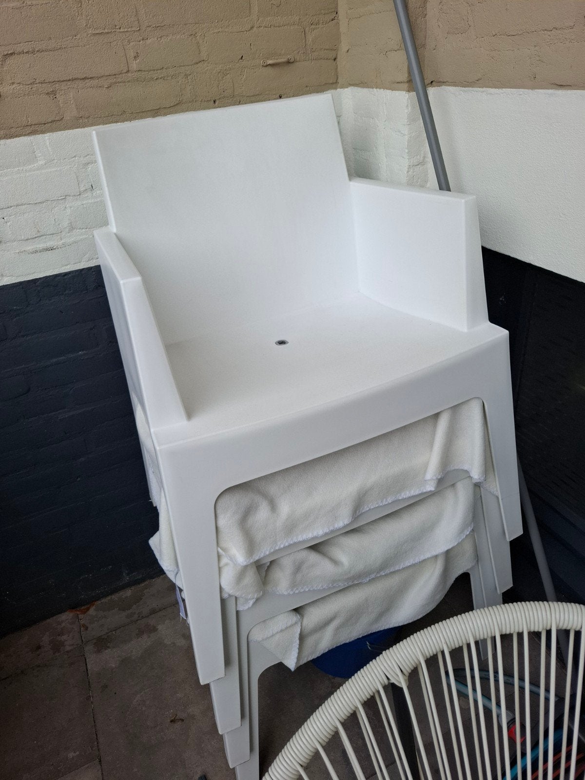 Foto 3 van 4 mooie witte stapelbare tuinstoelen