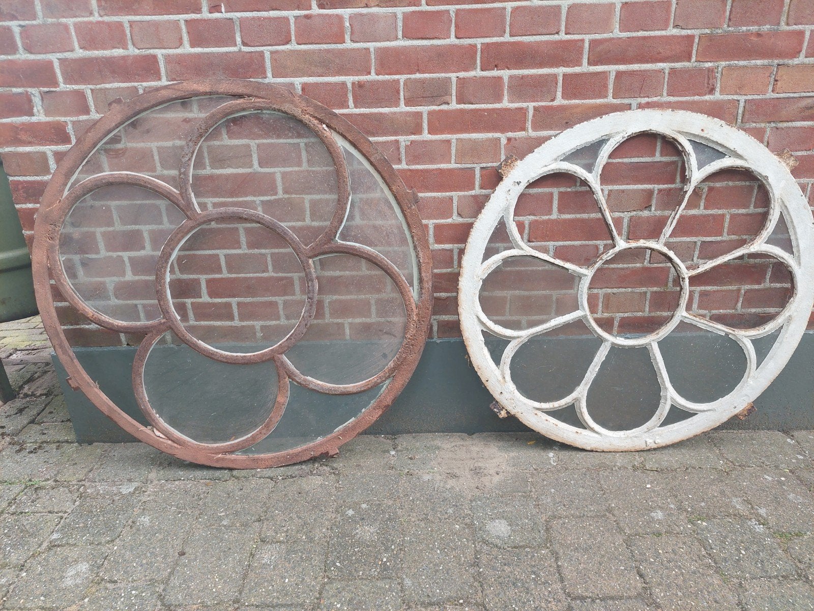 Twee zeer mooie oude ronde gietijzeren stalramen., Ophalen, Gevelraam of Ruit, Gebruikt, Minder dan 80 cm