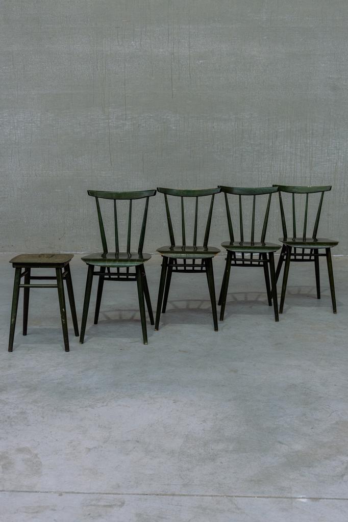 1960s play full ercol set of 4 chairs 1 stool funky green, Huis en Inrichting, Stoelen, Ophalen of Verzenden, Zo goed als nieuw