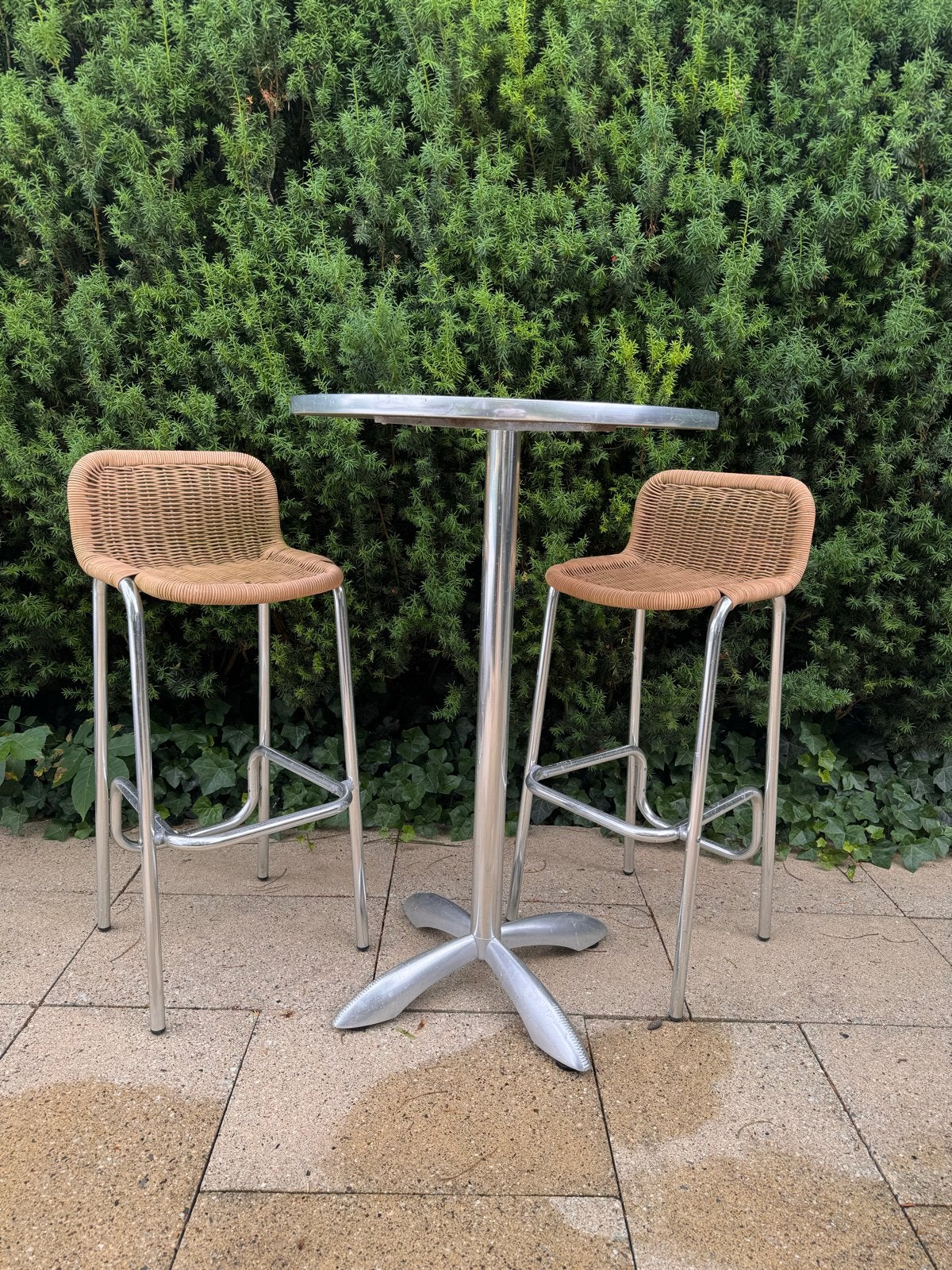 Zilverkleurige bartafel met twee rieten barkrukken, Ophalen, Gebruikt, 90 cm of meer, Metaal