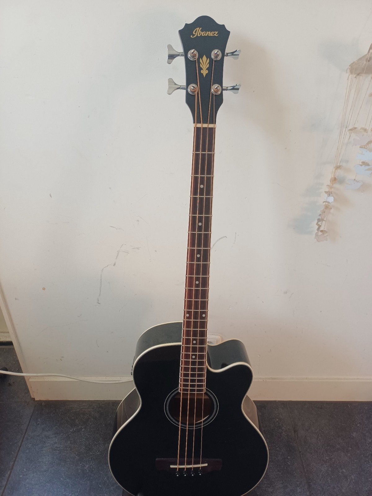 Ibanez AEB8E-BK akoestische basgitaar, Ophalen, Zo goed als nieuw, Semi-akoestisch