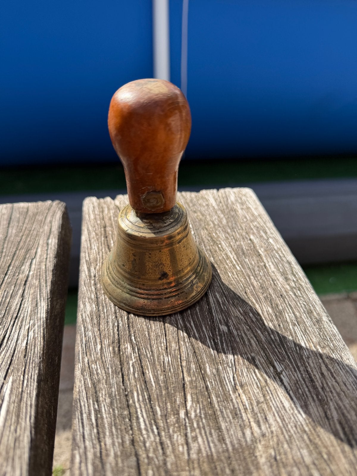 Antieke koperen handbel met houten handvat, Ophalen of Verzenden