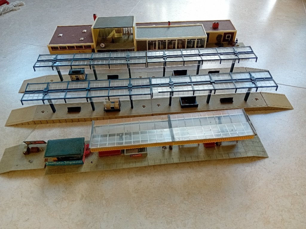 H0#568 Faller B 111 station Neustadt plus extra's., Hobby en Vrije tijd, Gebruikt, Brug, Tunnel of Gebouw, Ophalen of Verzenden