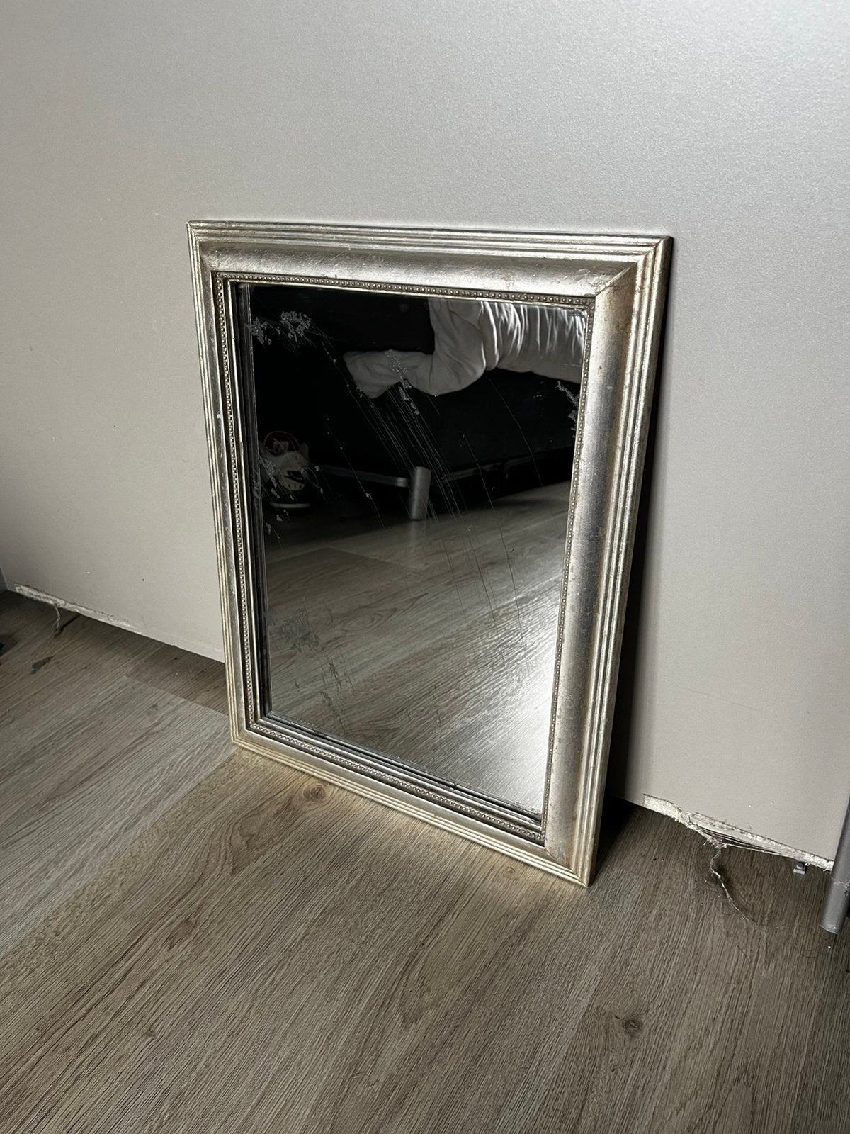 Karaktervolle vintage spiegel – Uniek verweerd glas, Huis en Inrichting, Woonaccessoires | Spiegels, Ophalen, Minder dan 50 cm