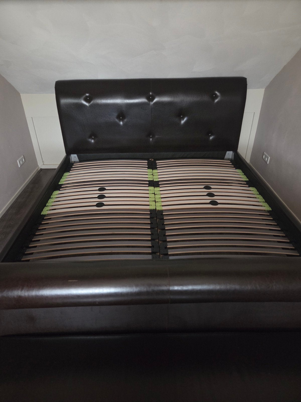 Luxe donkerbruin Bed 180x200 incl. lattenbodems & bankje, Huis en Inrichting, Slaapkamer | Bedden, Ophalen