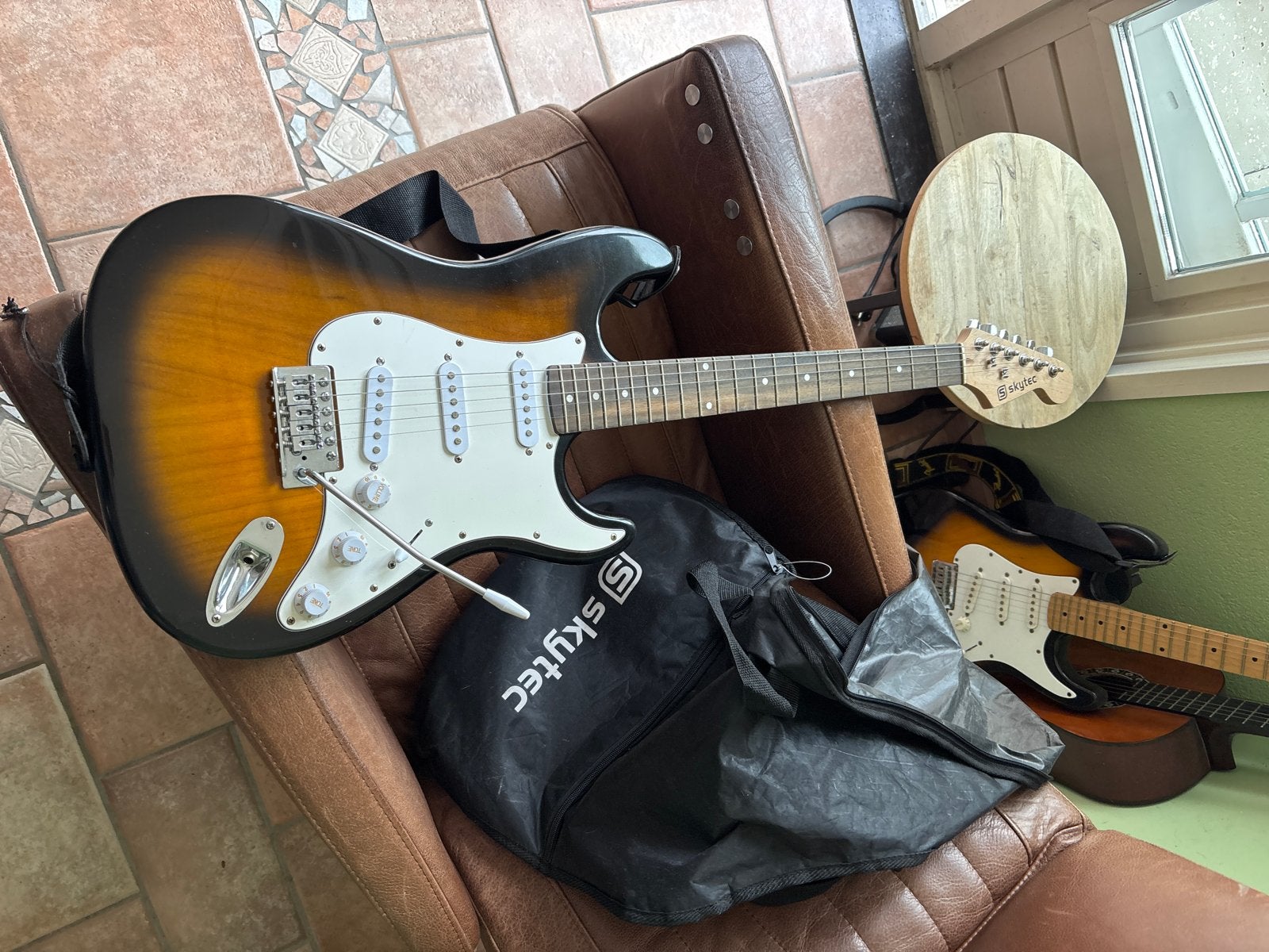 Skytec elektrische gitaar, sunburst, met tas, Ophalen, Gebruikt, Solid body, Overige merken