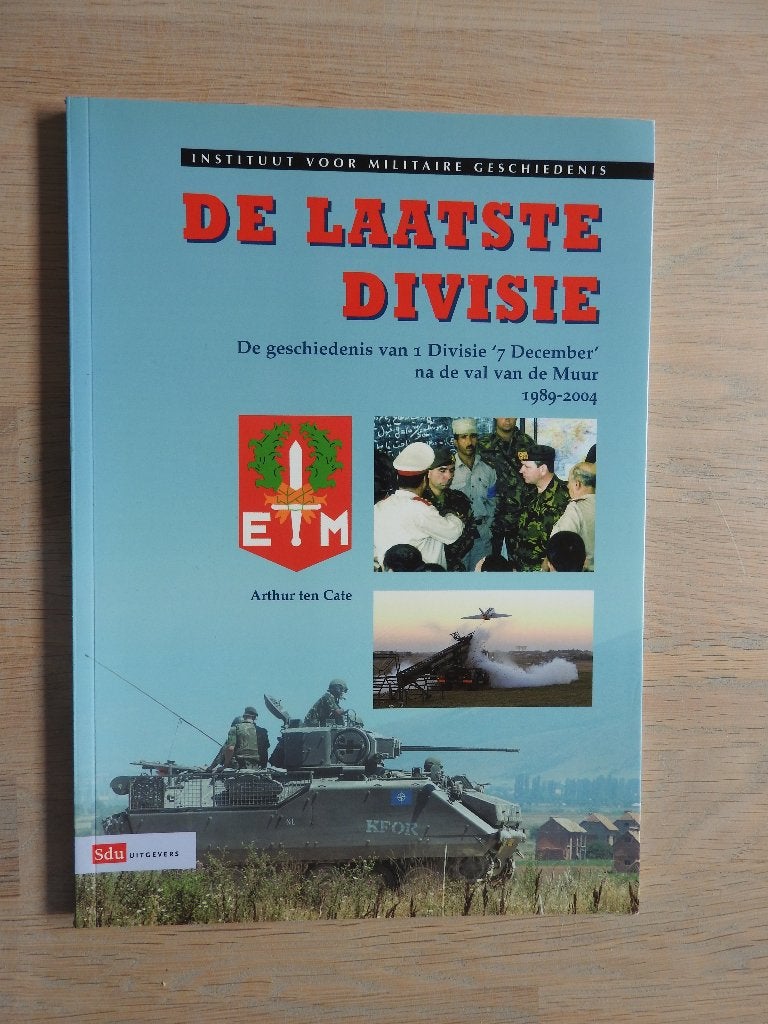De laatste Divisie - 1 Divisie 7 December 1989-2004, Boeken, Ophalen of Verzenden, Tweede Wereldoorlog, Zo goed als nieuw, Overige onderwerpen