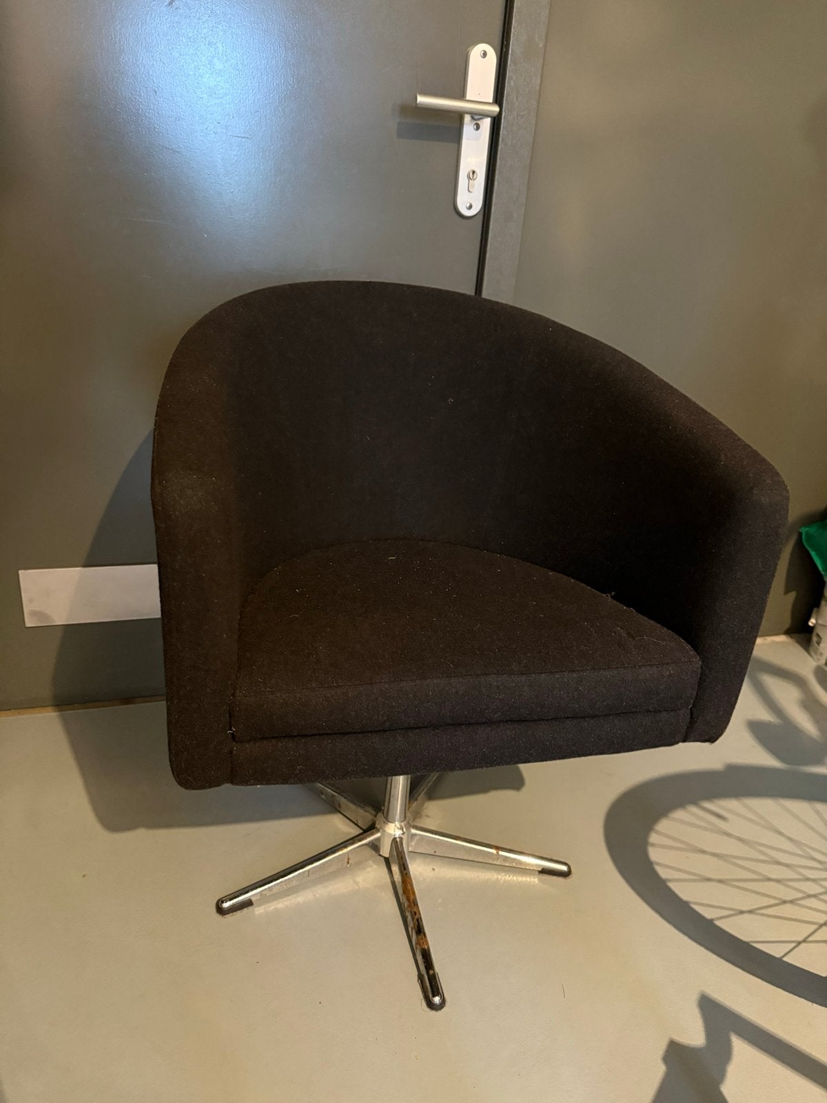 Draaibare zwarte kuipstoel / loungestoel met chromen voet, Ophalen, Gebruikt, Zwart, Metaal