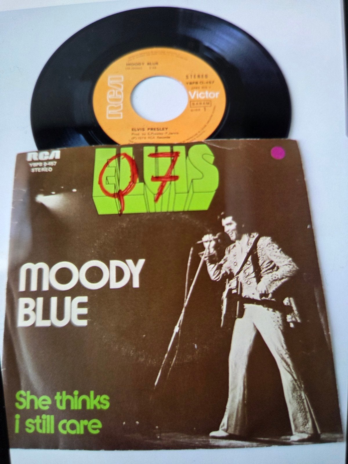 Elvis Presley - Moody Blue / She Thinks I Still Care (Vinyl), Gebruikt, Fotohoes, 7 inch, Ophalen of Verzenden