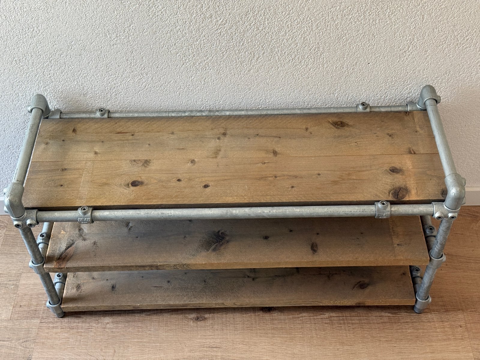 Industrieel schoenenrek van steigerbuis en steigerhout, Ophalen, Zo goed als nieuw