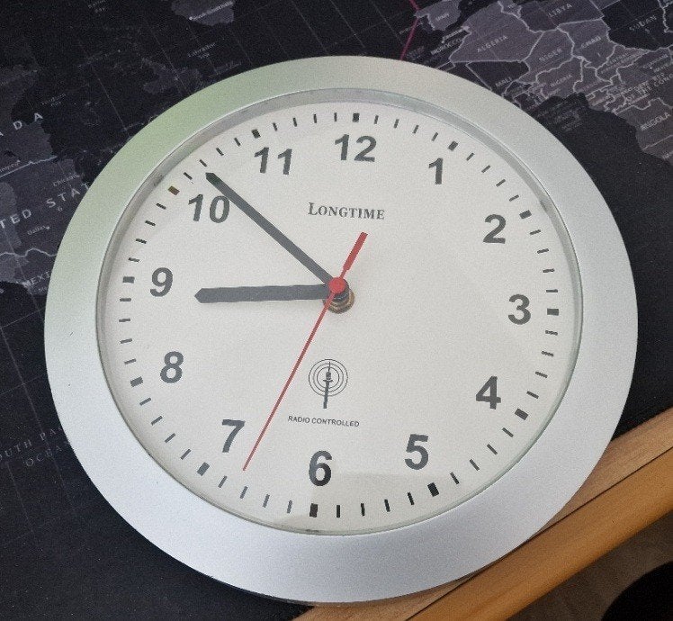 Longtime Radio Controlled Wandklok - Zilver, Wandklok, Analoog, Ophalen of Verzenden, Zo goed als nieuw