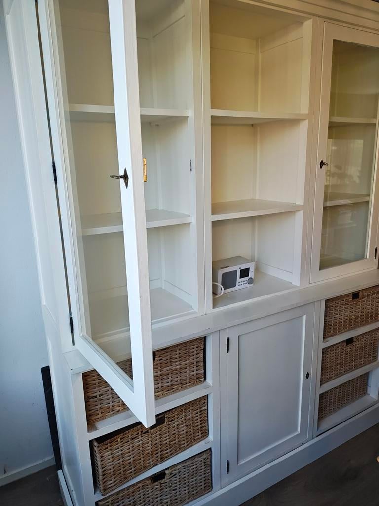 Witte buffetkast met glazen deuren en rieten manden, Glas, 150 tot 200 cm, Ophalen of Verzenden, Landelijk