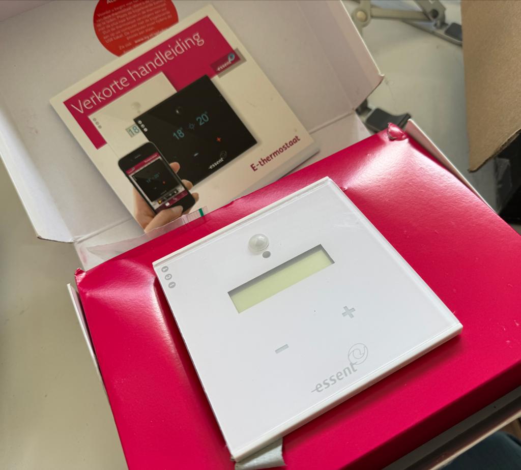 Essent E-thermostaat - Slimme thermostaat 2x wit, Ophalen of Verzenden, Slimme thermostaat, Gebruikt