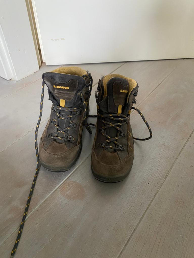 Lowa bergschoenen maat 32, Ophalen of Verzenden, Gebruikt, Schoenen