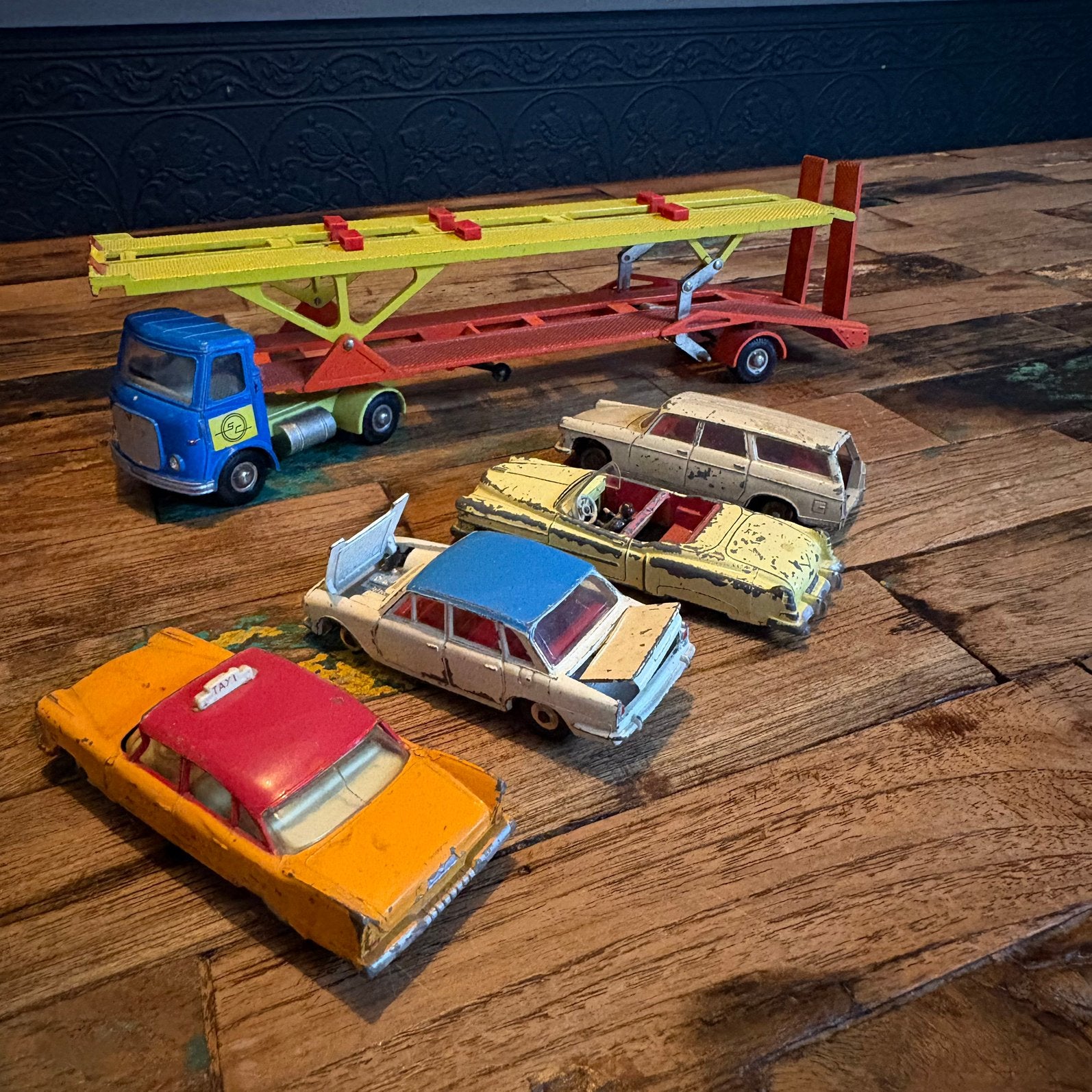 Dinky Supertoys 974 AEC Hoynor Car Transporter + 4 auto’s, Ophalen of Verzenden, Zo goed als nieuw, Dinky Toys