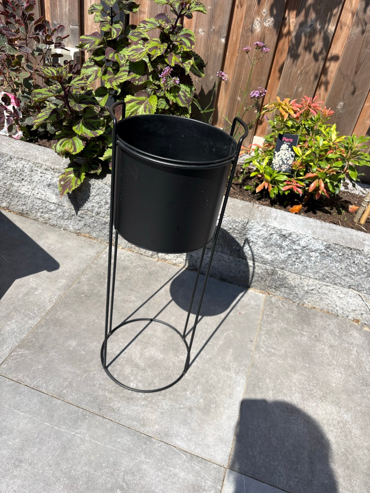Zwarte plantenstandaard met pot, 65 cm hoog, Gebruikt, Rond, Binnen, Ophalen of Verzenden