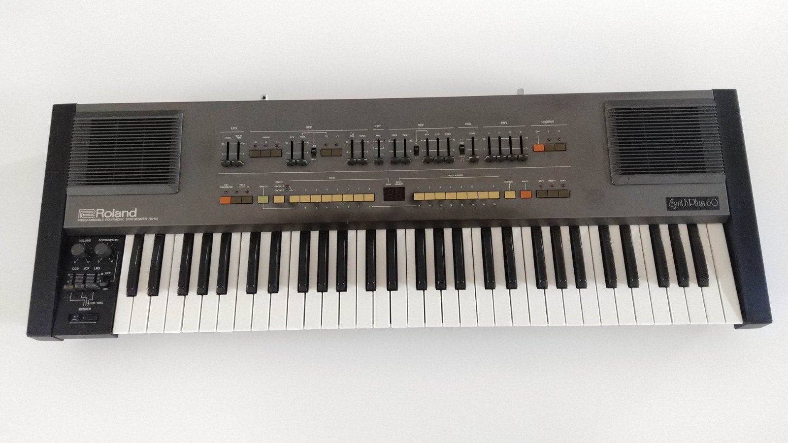 Roland HS60 (Juno-106 met ingebouwde speakers), Muziek en Instrumenten, Ophalen, 61 toetsen, Roland, Midi-aansluiting
