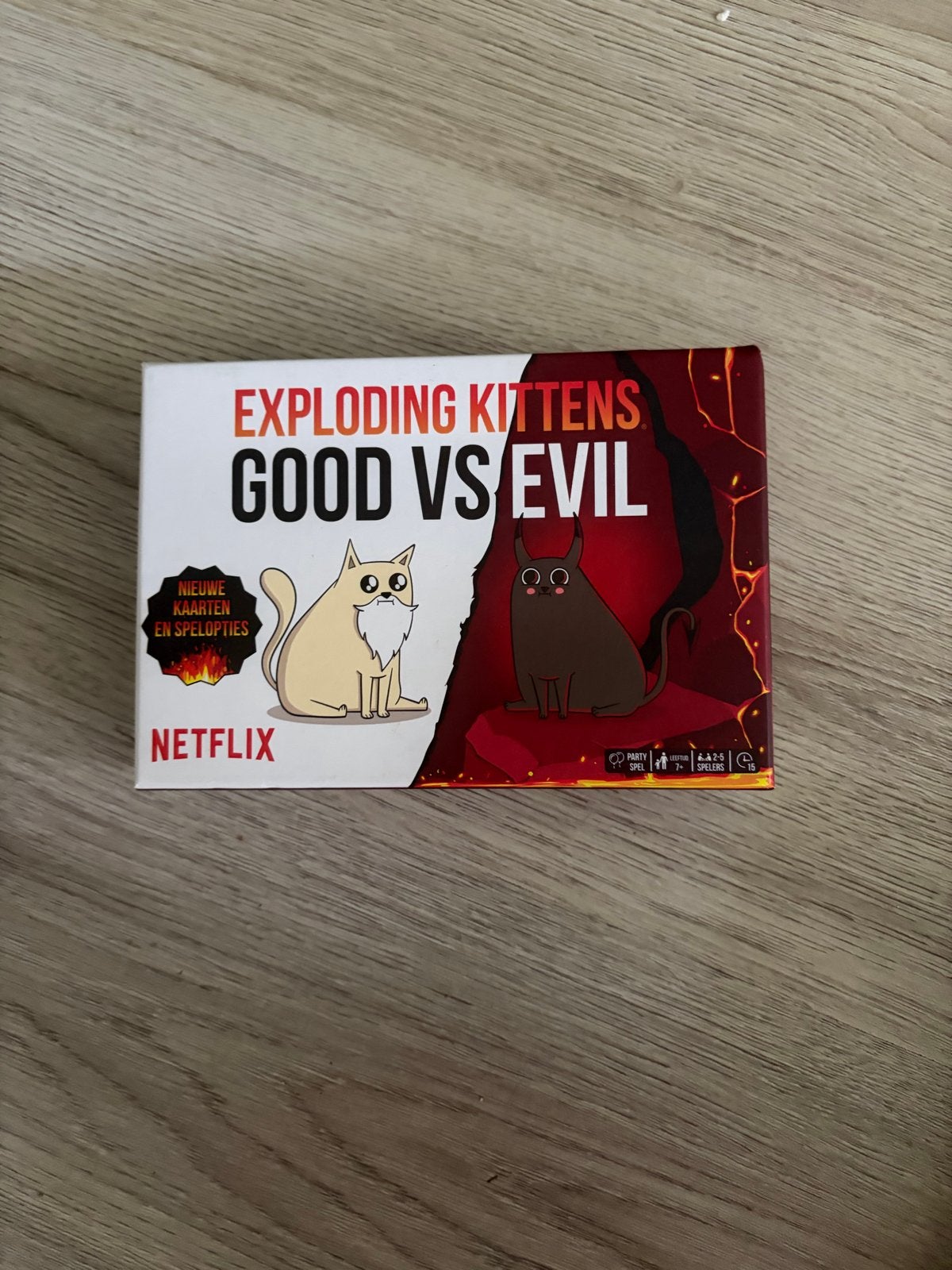 Exploding Kittens: Good vs Evil (Netflix editie), Drie of vier spelers, Ophalen of Verzenden, Zo goed als nieuw