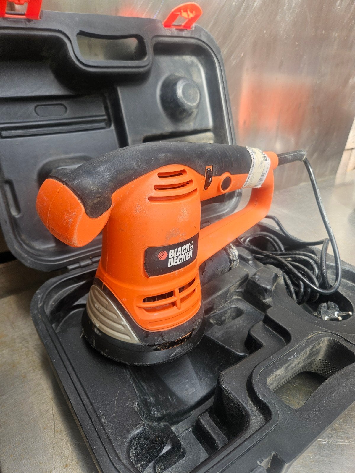 Black & Decker Excentrische Schuurmachine met Koffer, Ophalen of Verzenden, Gebruikt, Minder dan 600 watt, Excentrische schuurmachine