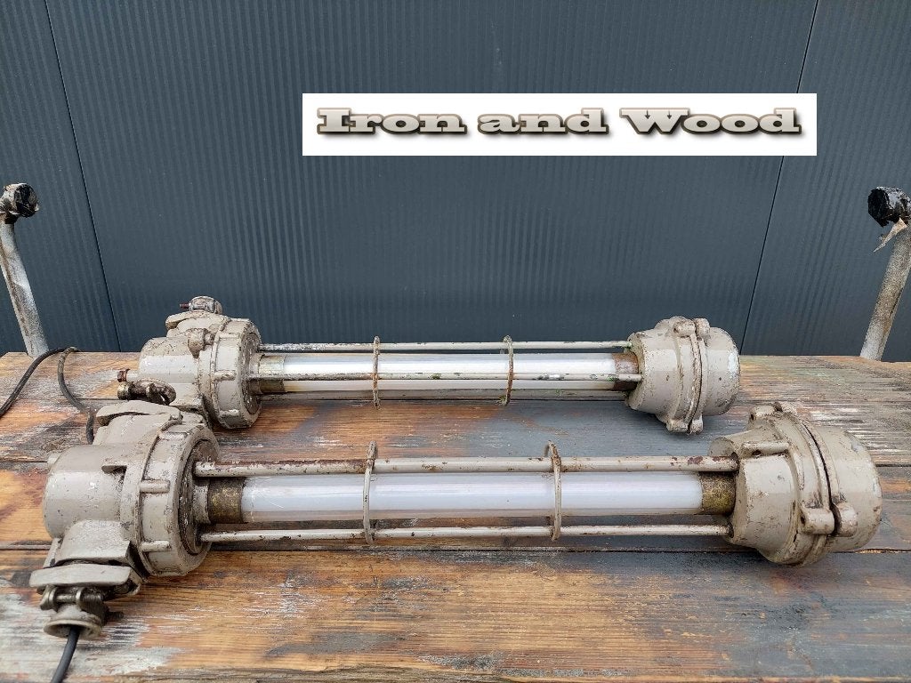 Industriele grijze oude korte TL tube afmeting 66 cm, Ophalen of Verzenden, Gebruikt, Metaal, Industrieel, stoer , robuust, vintage, oud , loft, TL tube, TL