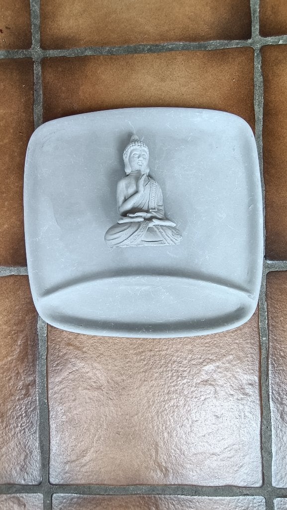 Boeddhabeeldje op een bordje / tray. Van gips of soort beton, Ophalen of Verzenden, Zo goed als nieuw, Dier