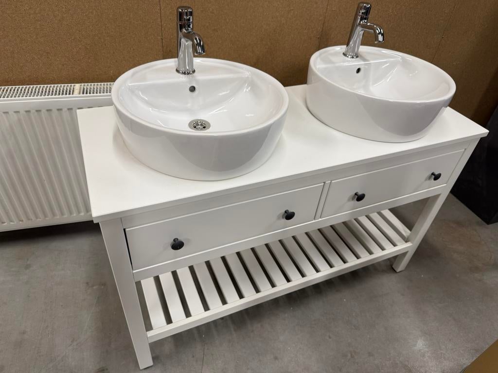 Ikea Hemnes dubbele wastafel kommen met kranen, nieuwstaat, Huis en Inrichting, Badkamer | Badkamermeubels, Ophalen, 100 tot 150 cm