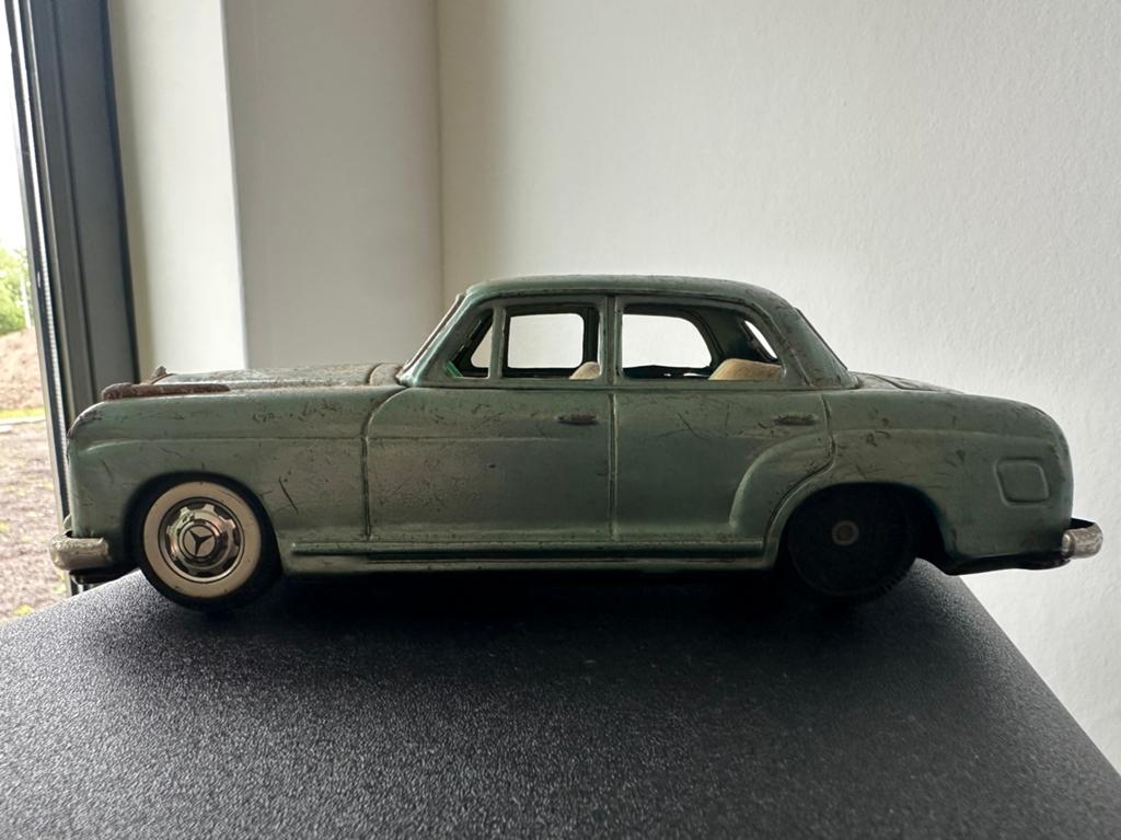 Vintage Mercedes Benz blikken speelgoedauto, Verzamelen, Ophalen, Gebruikt, Auto's