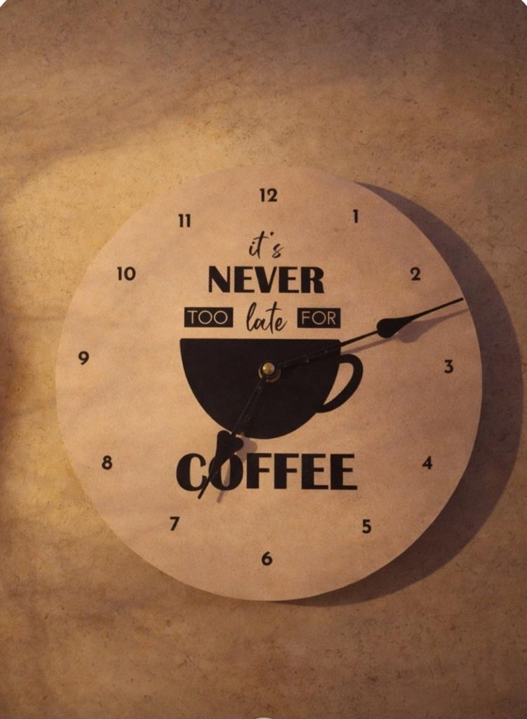 Wandklok met 'It's never too late for coffee' tekst, Ophalen of Verzenden, Gebruikt, Analoog, Wandklok
