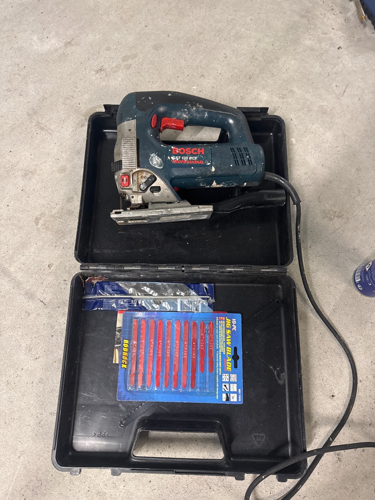 Bosch GST 135 BCE Decoupeerzaag met zaagbladen, Gebruikt, 600 tot 1200 watt, Ophalen of Verzenden, Decoupeerzaag
