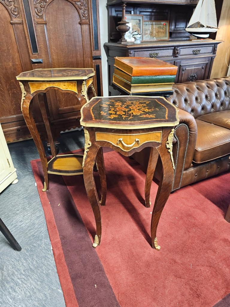 Antieke bijzettafel met intarsia en bronzen ornamenten, Ophalen of Verzenden