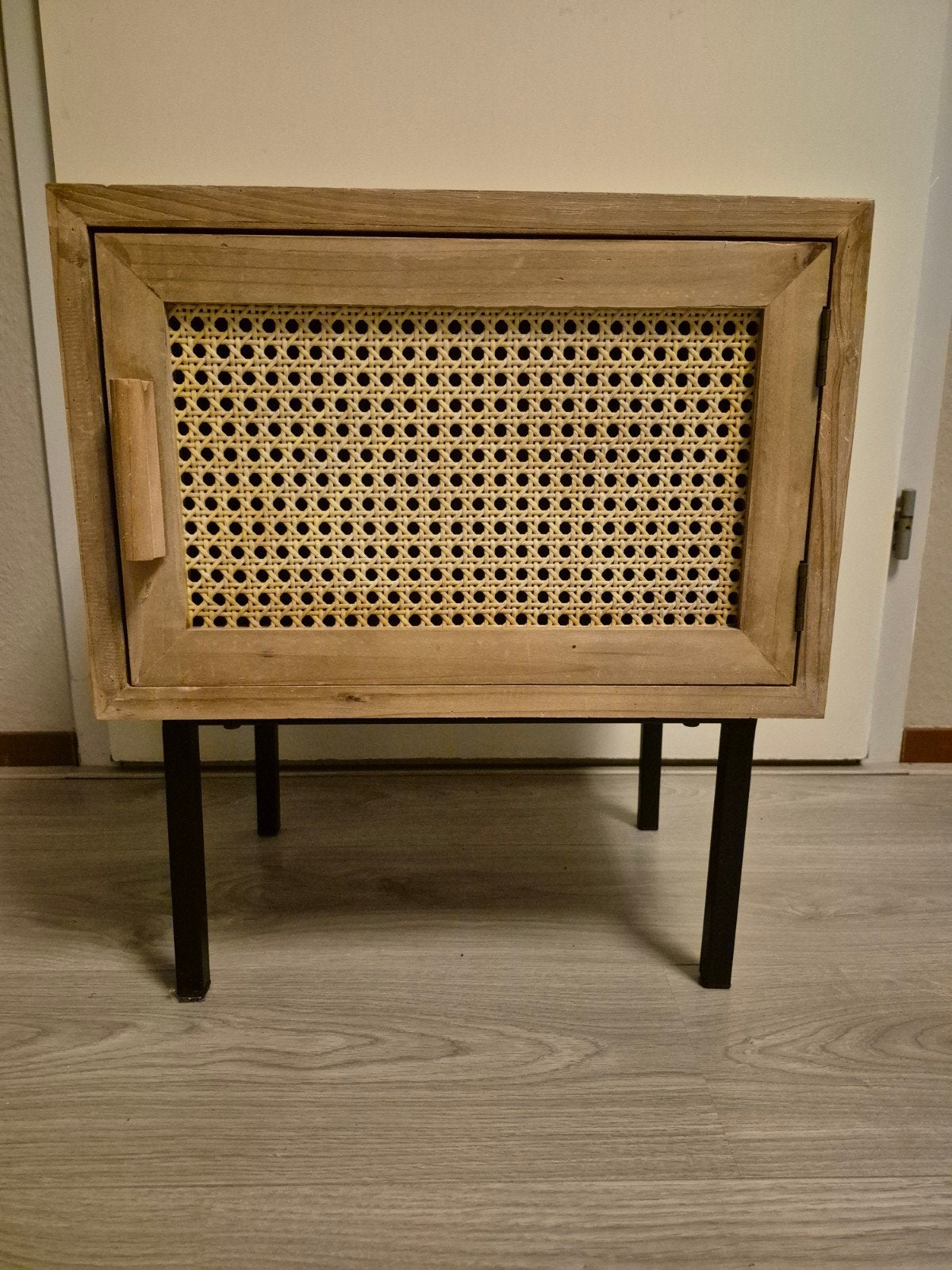 Nachtkastje met rotan deur, Minder dan 45 cm, Ophalen of Verzenden, Zo goed als nieuw, Minder dan 55 cm