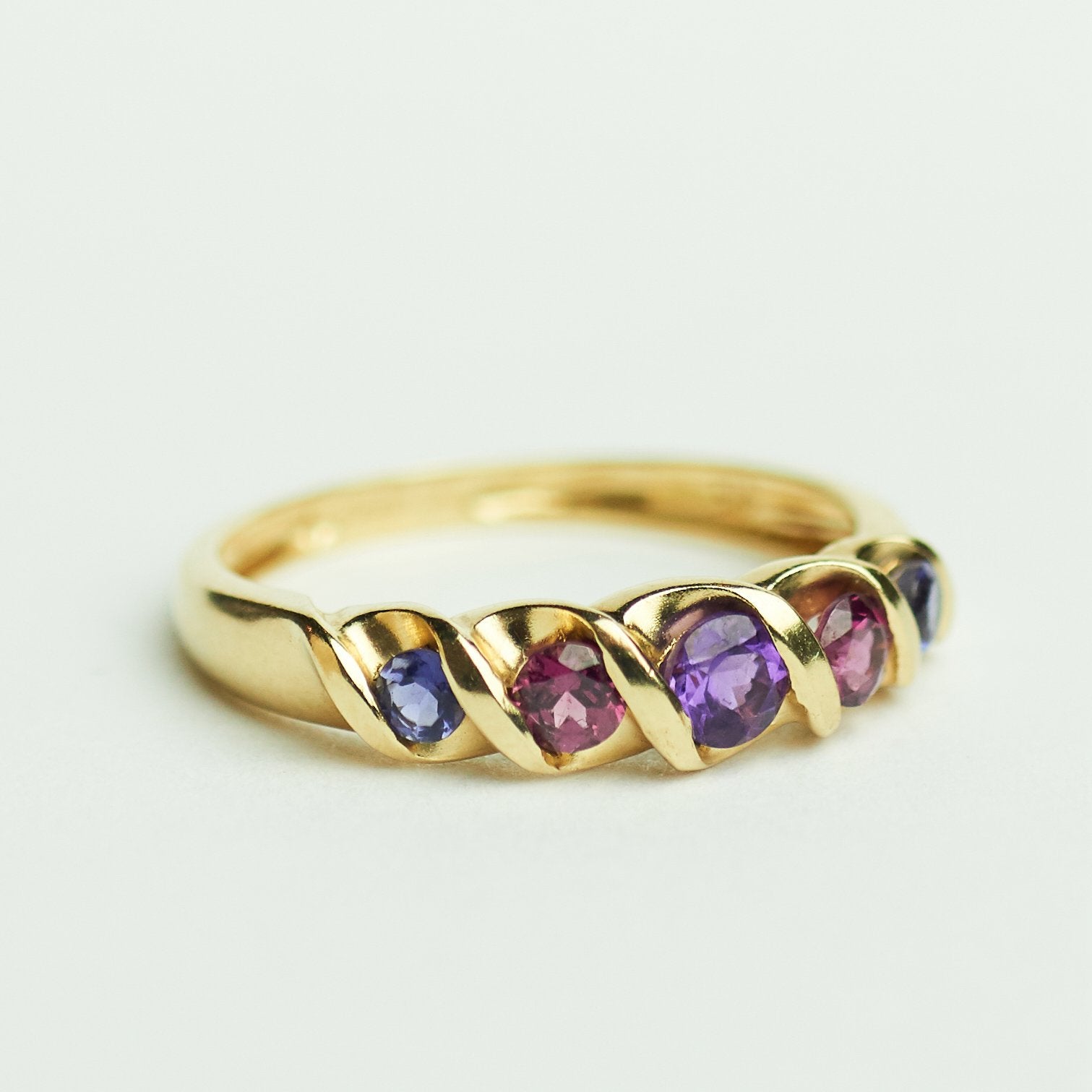 Vintage five-stone ring tanzaniet, robijn, amethist, Ophalen of Verzenden, Zo goed als nieuw, 17 tot 18, Met edelsteen