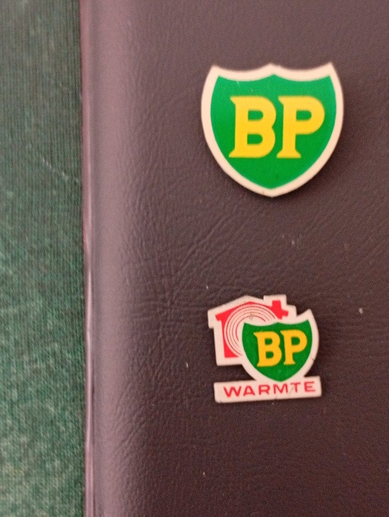 BP speldjes metaal, blik, 2 verschillende, Verzamelen, Ophalen of Verzenden, Gebruikt, Merk, Speldje of Pin