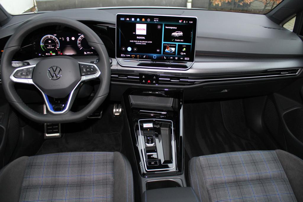 Volkswagen Golf 8.5 1.5 eHybrid GTE 272 Pk | Panorama dak |, 4 cilinders, Met garantie (alle), Automatische klimaatregeling, Zwart