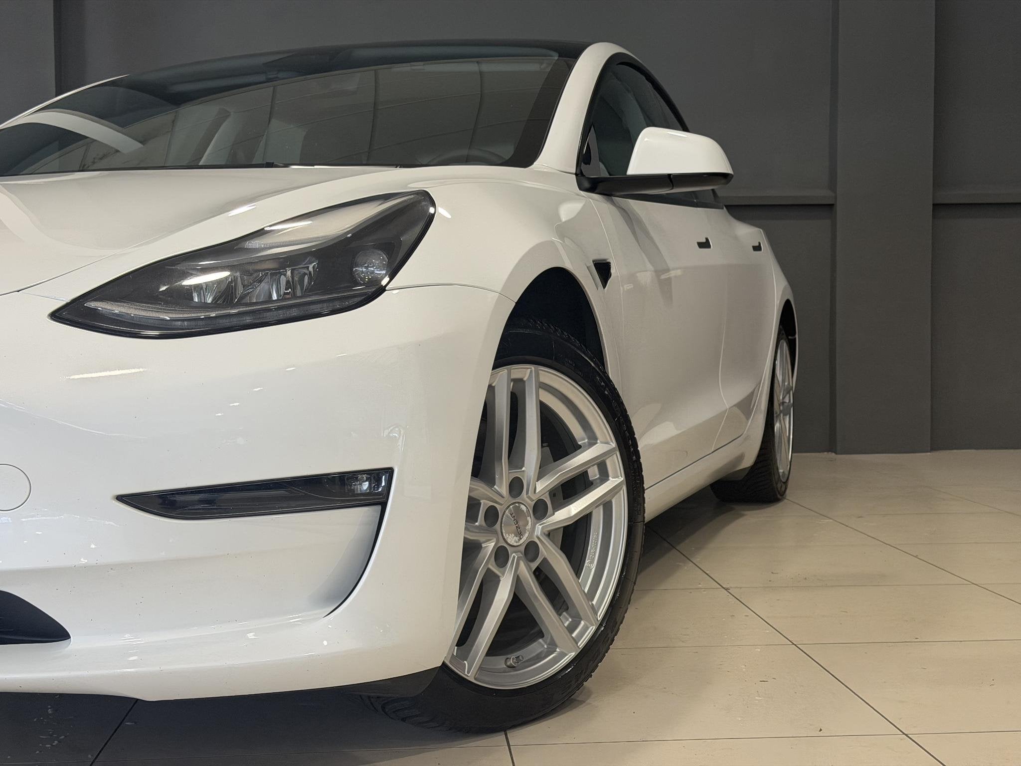 Tesla Model 3 Long Range AWD 75 kWh | Lichtmetalen velgen |, Auto's, Automaat, Stof, Gebruikt, Wit