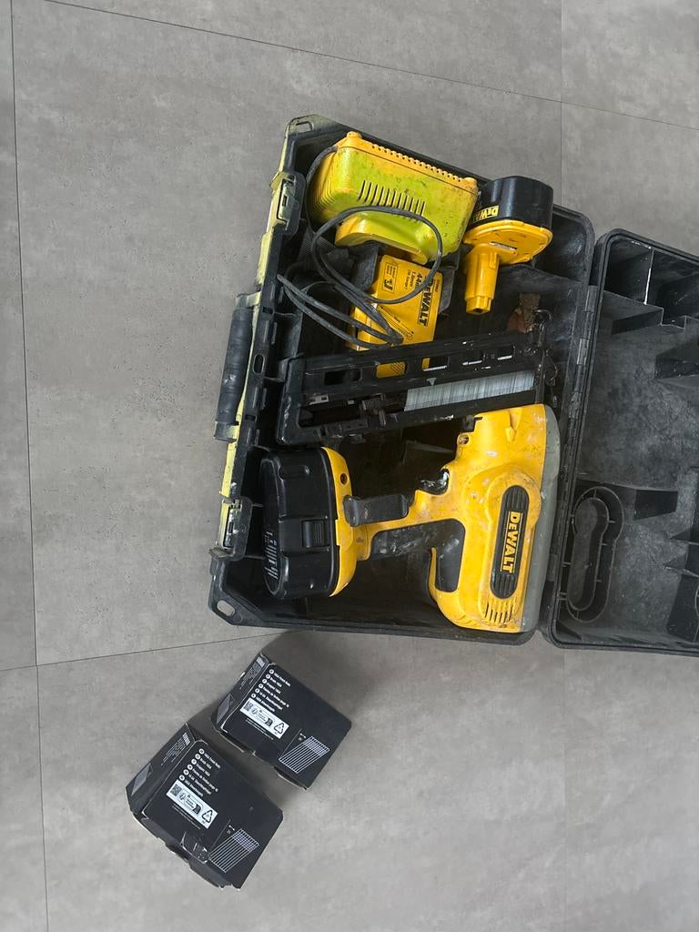 DeWalt DC618 18V Accu Spijkerpistool met Lader en Accu's, Ophalen of Verzenden, Gebruikt