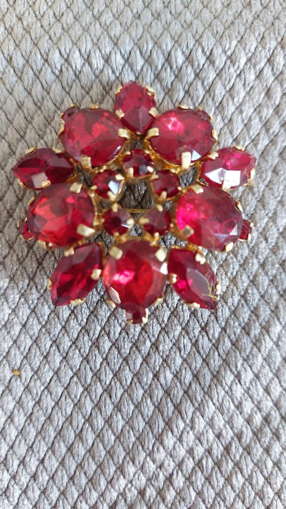 Vintage broche, Ophalen of Verzenden, Rood, Overige materialen