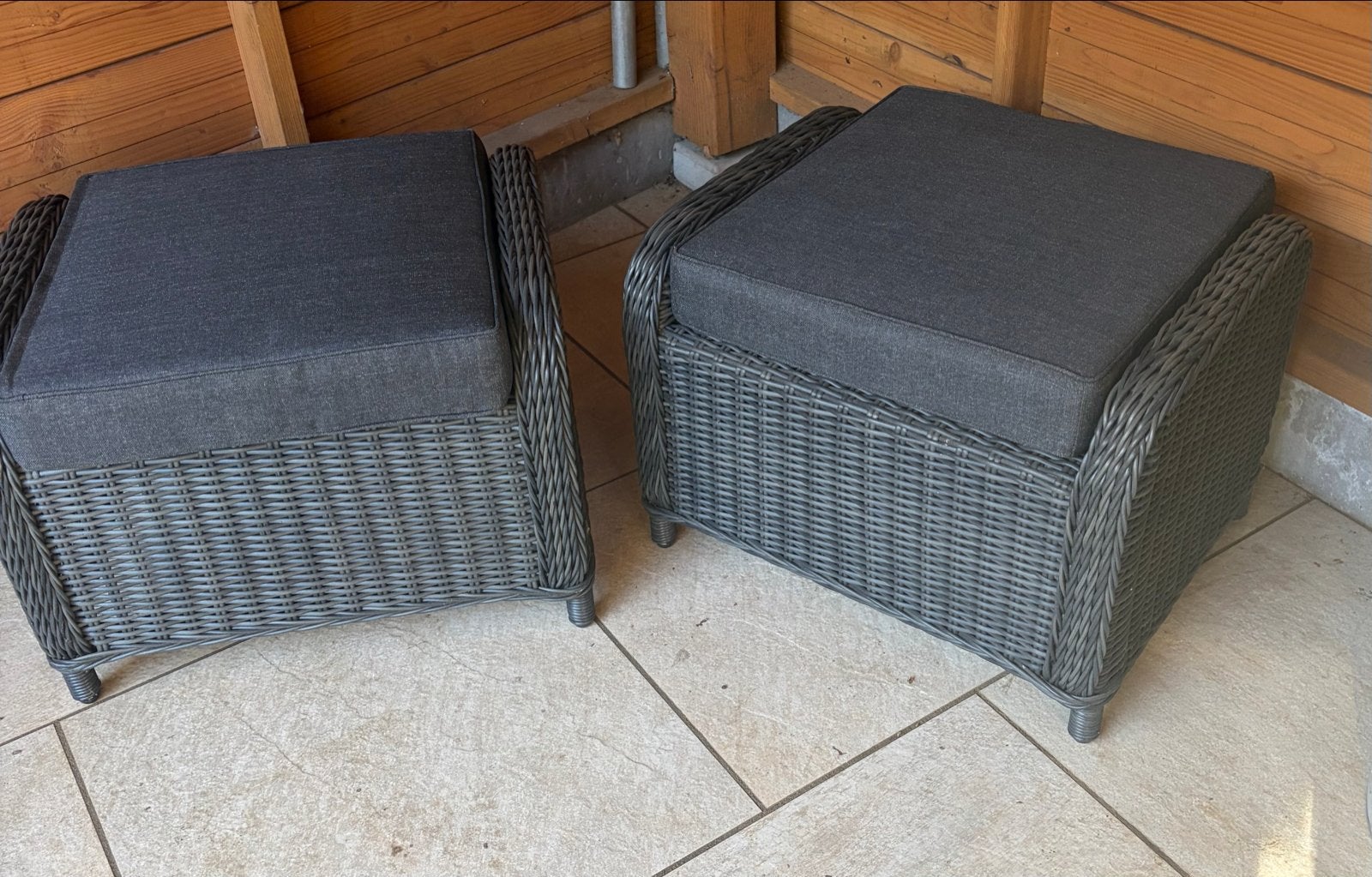 2x Rotan voetenbankjes met kussens - Zo goed als nieuw, Ophalen, Zo goed als nieuw