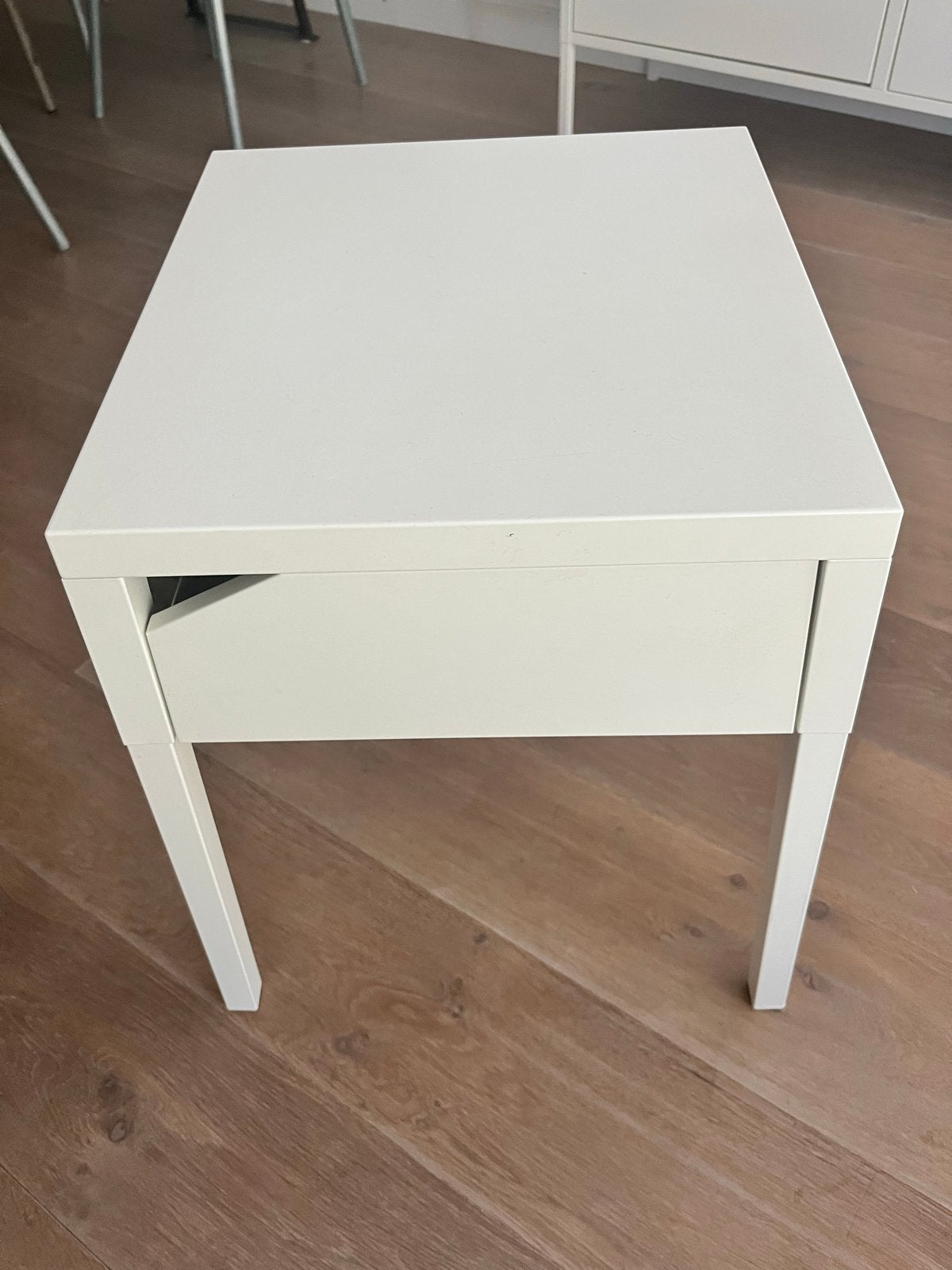Wit nachtkastje met lade iKEA, Huis en Inrichting, Minder dan 55 cm, Gebruikt, Metaal of Aluminium, Vierkant