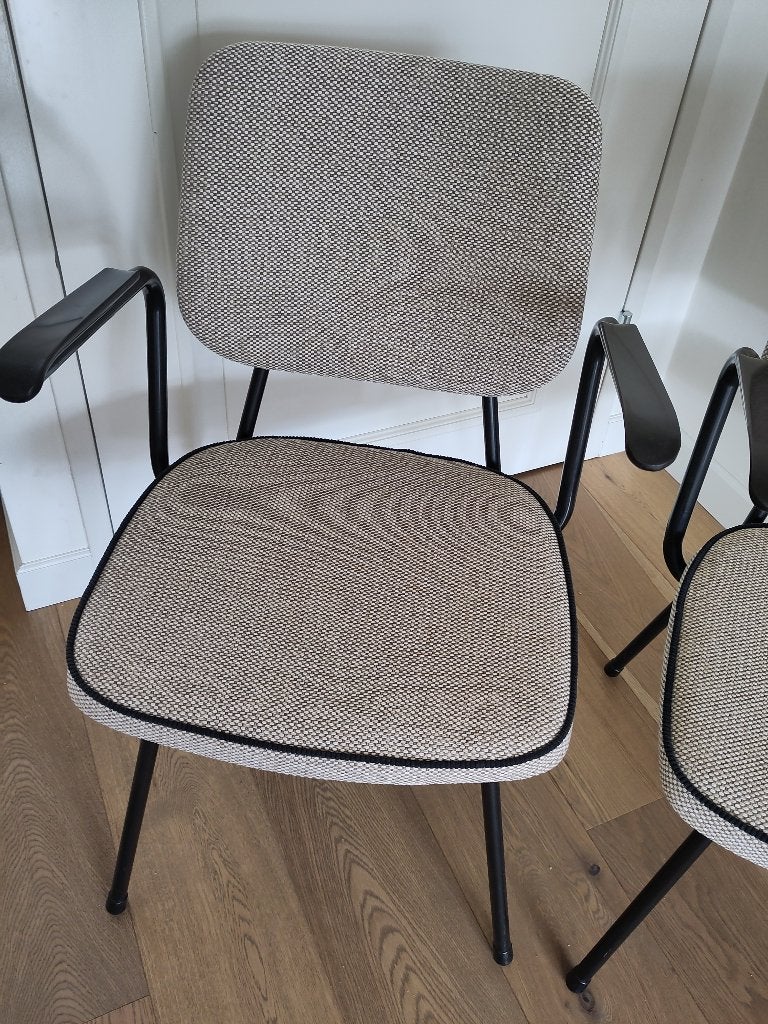 2 stoelen / fauteuils nieuw gestoffeerd, Huis en Inrichting, Fauteuils, Zo goed als nieuw, Metaal, Stof, 50 tot 75 cm, Minder dan 75 cm