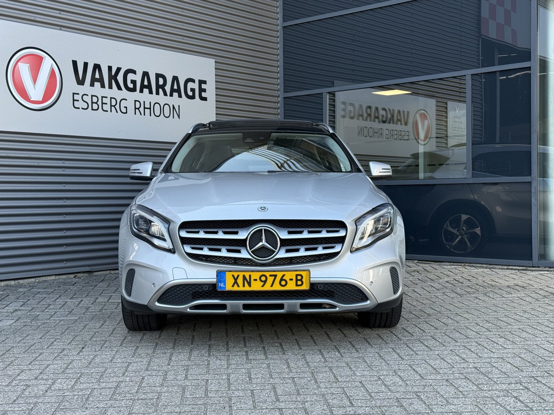 Mercedes-Benz GLA 180 Premium AUTOMAAT,NAVI/CAM,PANO, 12 maanden, Gebruikt, 4 cilinders, Leder en Stof