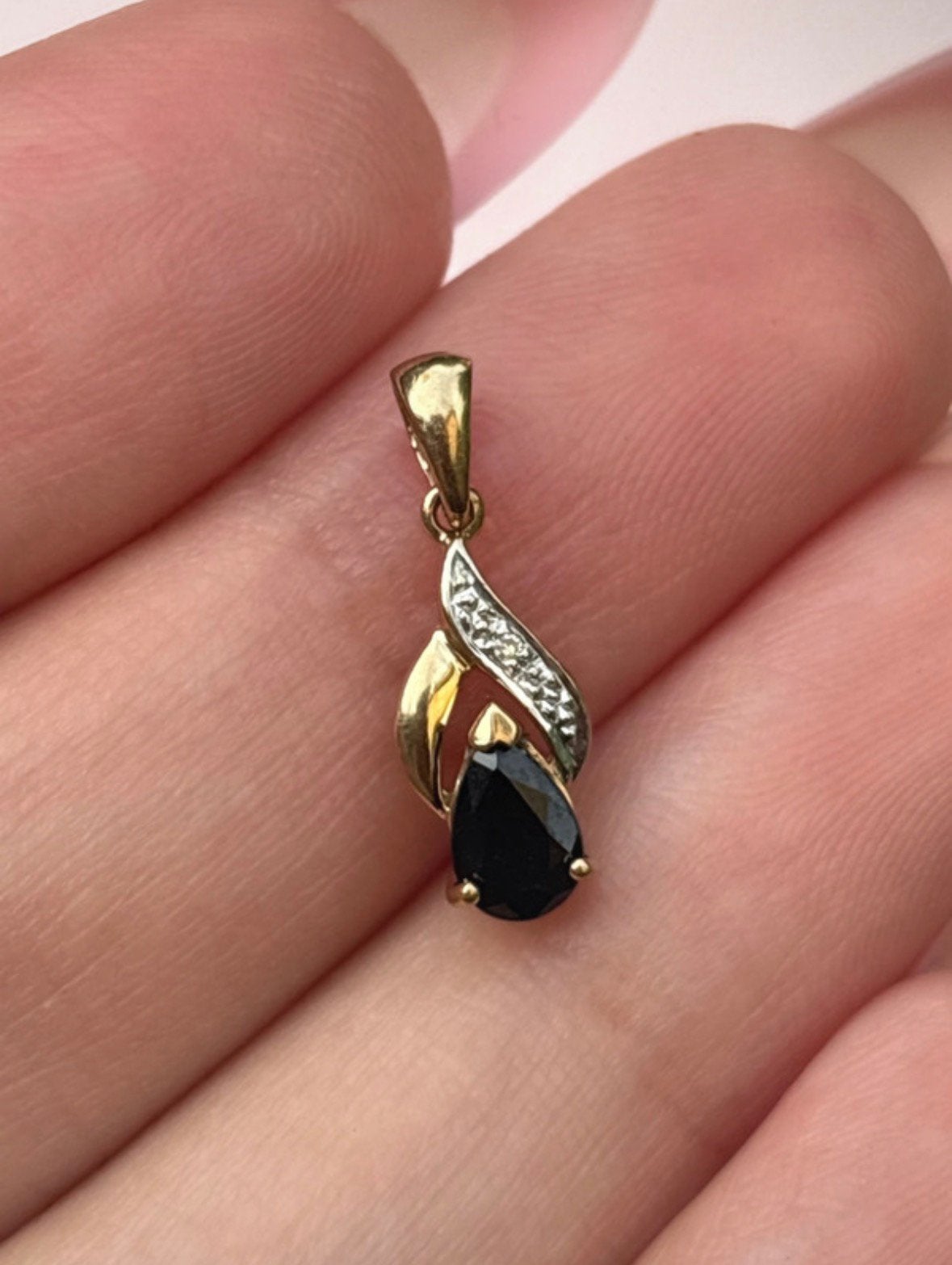 9 karaat gouden hanger met saffier en diamant, Blauw, Ophalen of Verzenden, Zo goed als nieuw, Met edelsteen