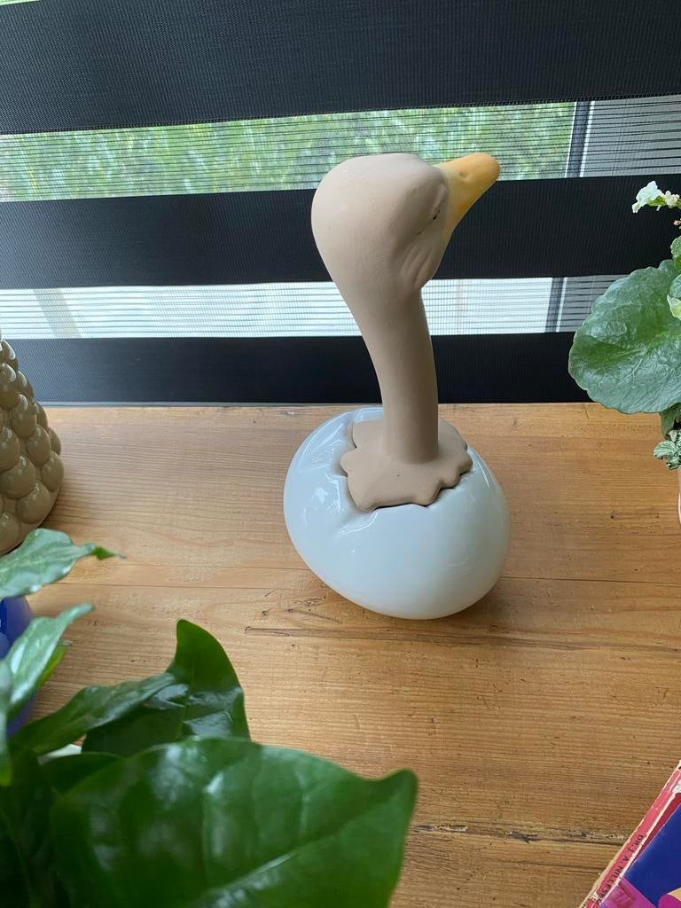 Leuke spaarpot in de vorm van een gans uit een ei, Ophalen, Zo goed als nieuw, Steen, Aardewerk of Keramiek, Dier